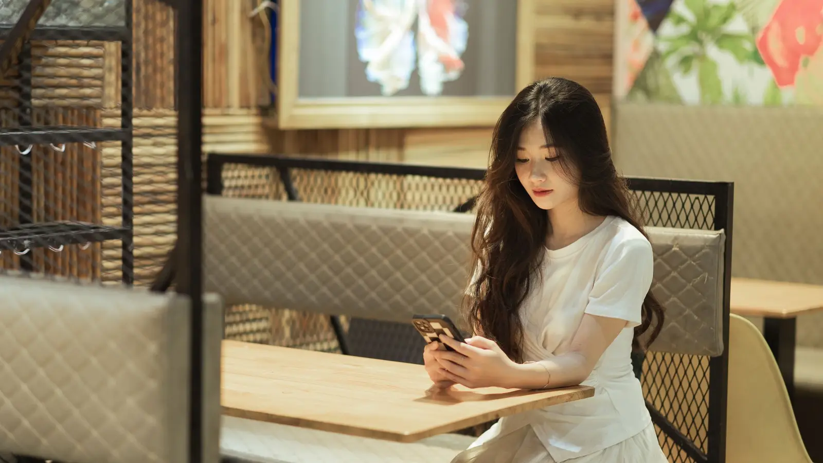 일본 환자가 병원 인스타그램을 반복 확인하는 장면