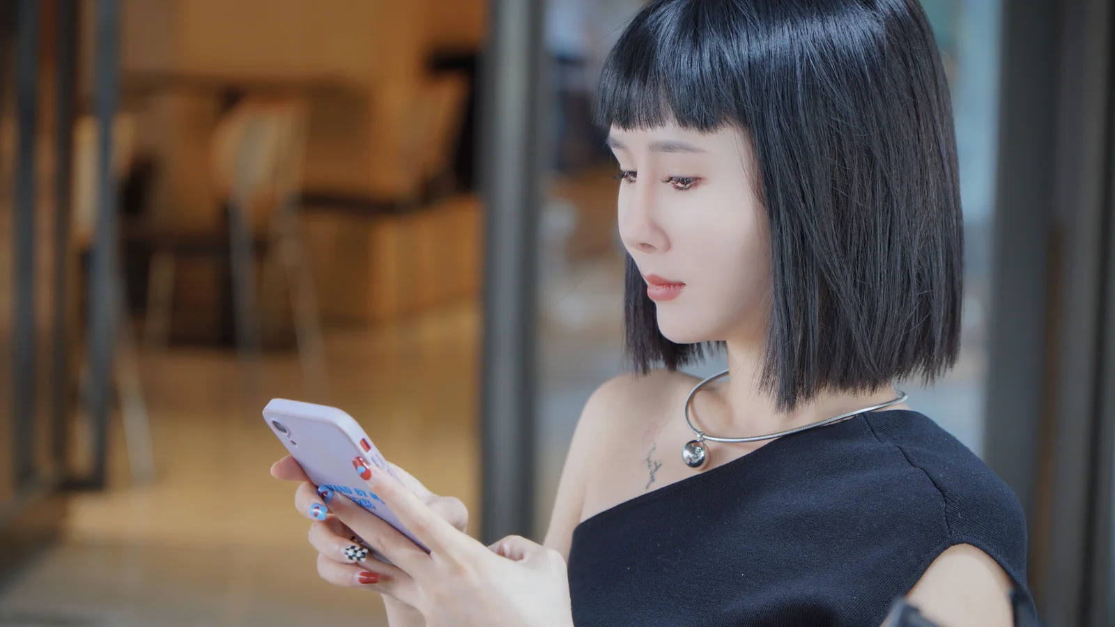 스마트폰으로 상담 메시지를 확인하는 장면